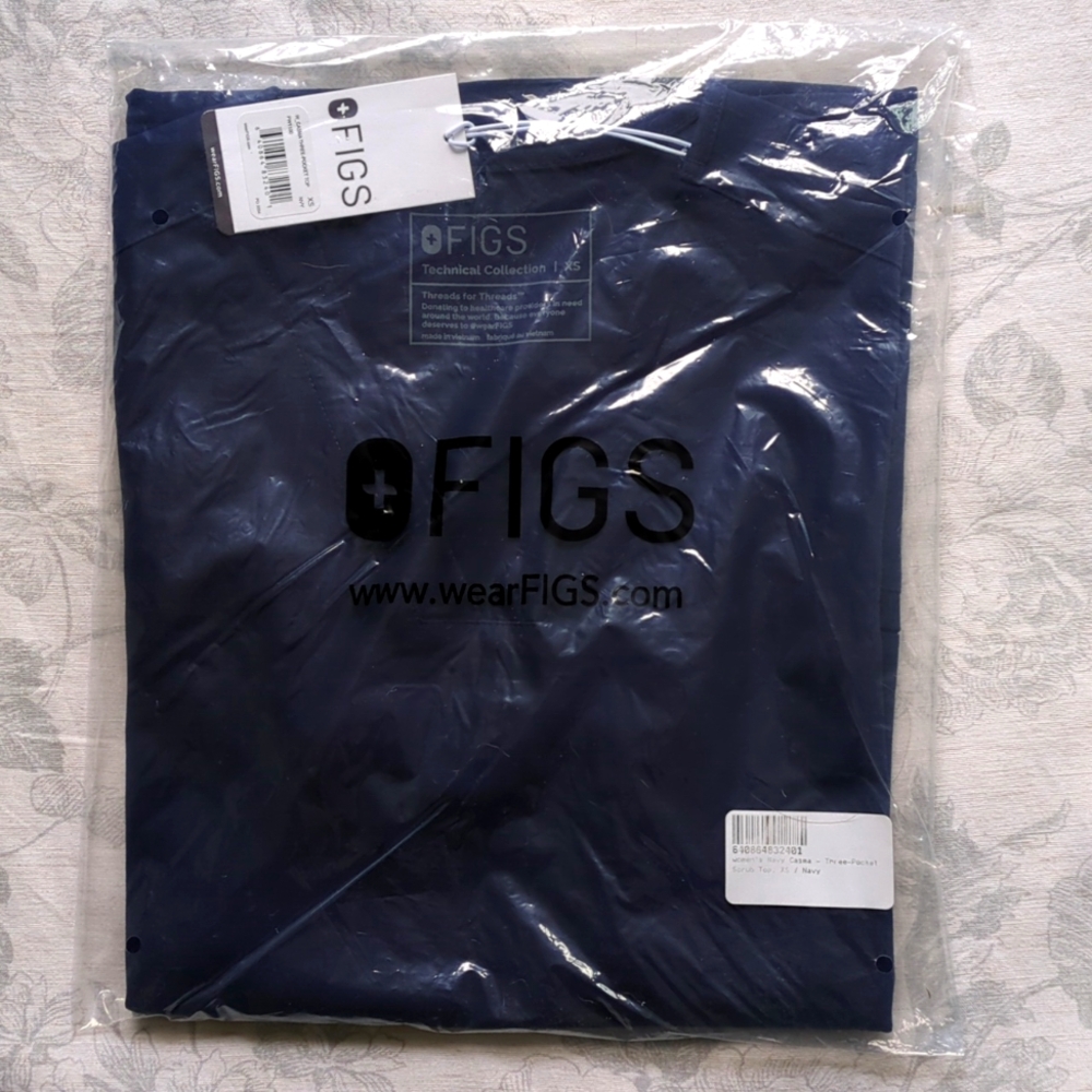 Figs casma three pocket scrub top navy